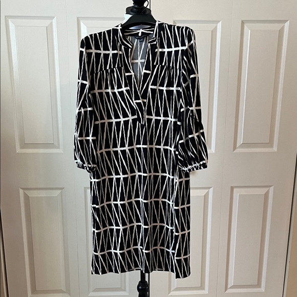 Banana Republic Factory Dresses & Skirts - Banana Republic Factory Geometric Black and White Dress